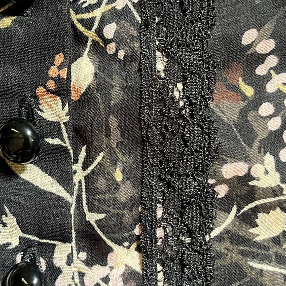 Lilly White Black Flower Blouse. Size L - Picture 5 of 9